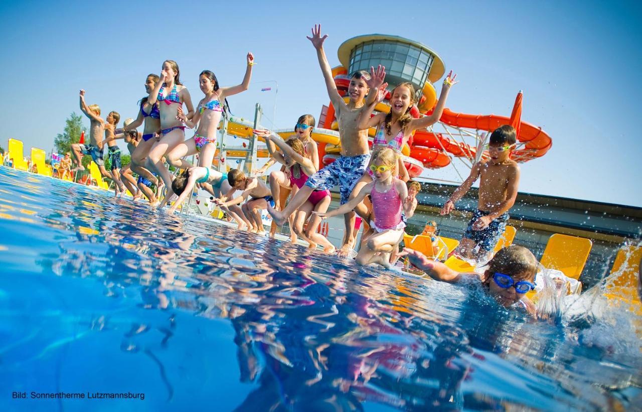 Familien Chalet Mit Direktem Bademantelgang Zur Therme Lutzmannsburg Luaran gambar